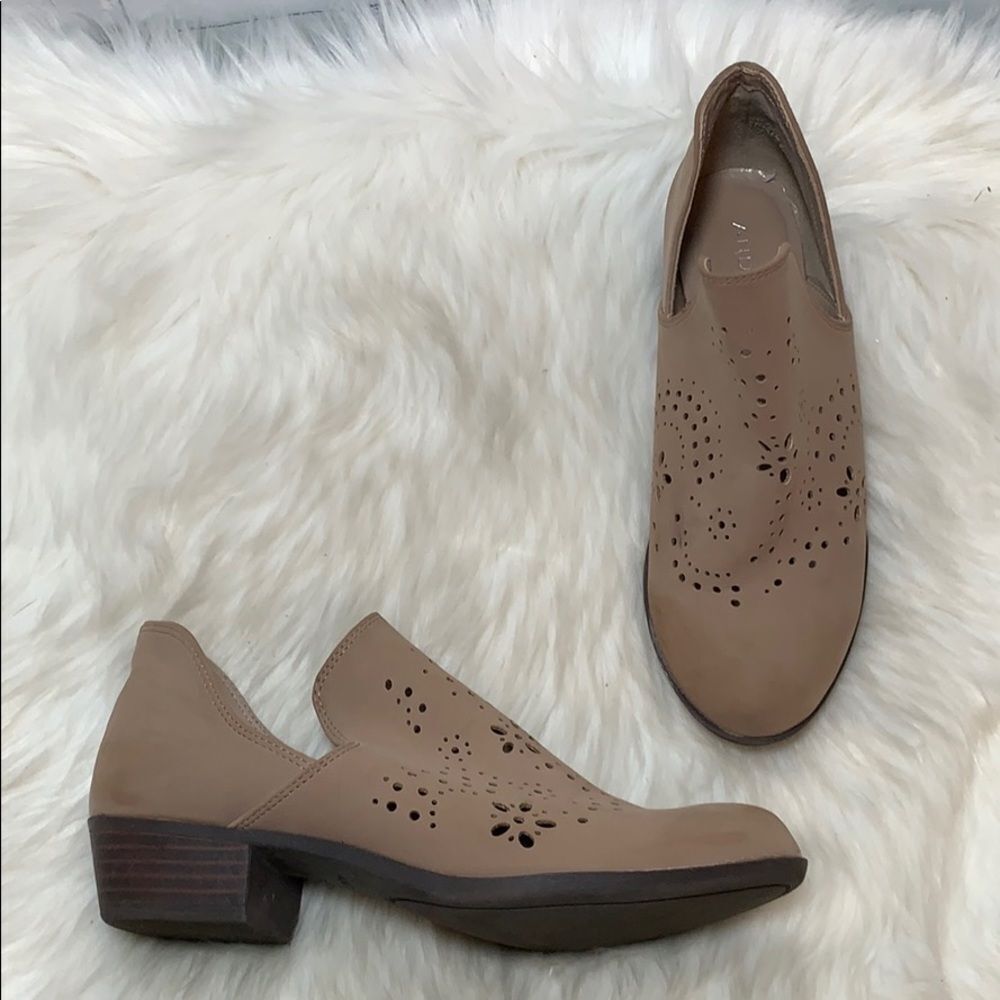 Andiamo Tan‎ Perforated Leather Slip Ons Sz 7